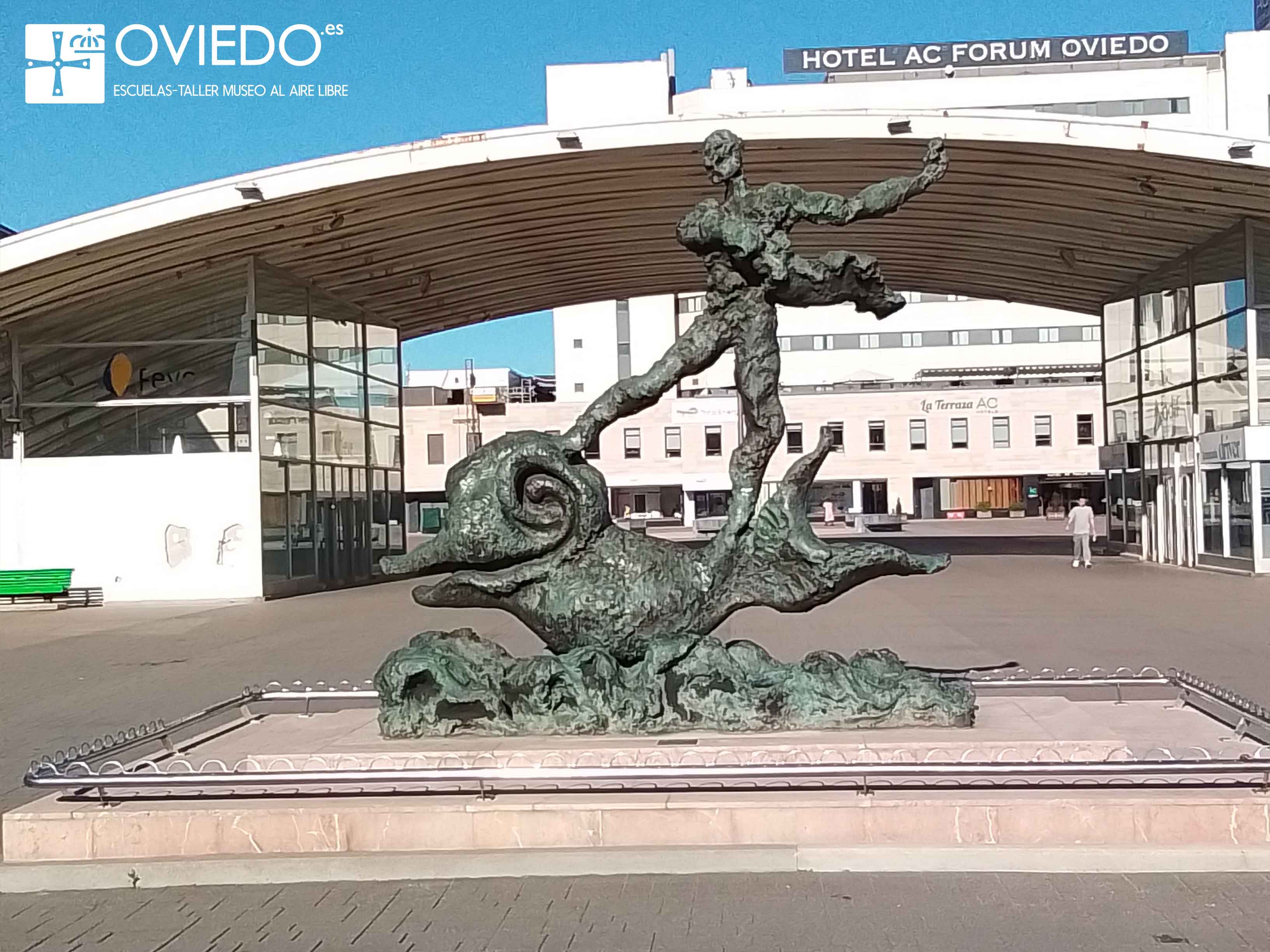 escultura completa hombre sobre delfin